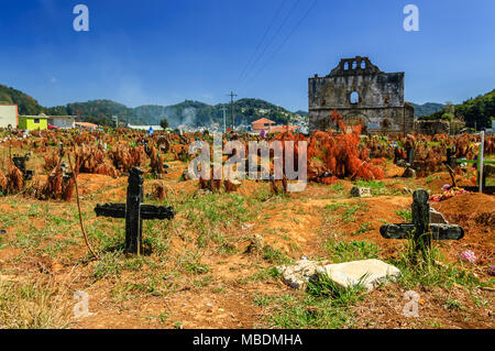 San Juan Chamula, Mexiko - 25. März 2015: Zerstörte Kirche und Friedhof in San Juan Chamula eine indigene Stadt Stockfoto