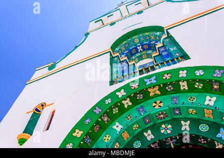 San Juan Chamula, Mexiko - 25. März 2015: Detail der Fassade des Templo de San Juan Bautista in San Juan Chamula eine indigene Stadt Stockfoto