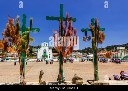 San Juan Chamula, Mexiko - 25. März 2015: Town Plaza & Templo de San Juan Bautista in San Juan Chamula eine indigene Stadt Stockfoto