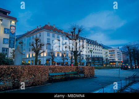 BERGEN, Norwegen - April 03, 2018: im Blick auf die Gebäude in der Nähe des National Stadium Bergen. Den Nationale Scene, ist das größte Theater in Bergen. Stockfoto