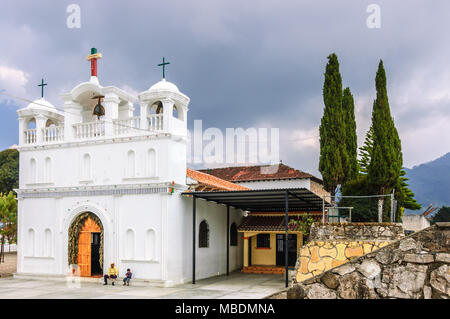 San Lorenzo de Zinacantan, Mexiko - 25. März 2015: San Lorenzo de Zinacantan Kirche, in den indigenen Tzotzil Maya Dorf Stockfoto