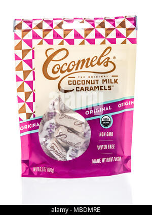 Winneconne, WI - 30 März 2018: ein Paket von Cocomels Kokosmilch Karamellbonbons candy auf einem isolierten Hintergrund. Stockfoto