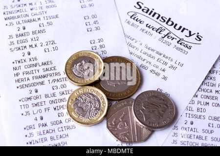 Sainsburys Supermarkt einkaufen Kassenquittungen & kleine Änderung, Britische Pfund Münzen, Vereinigtes Königreich Stockfoto