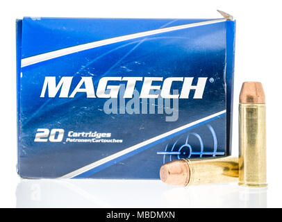 Winneconne, WI - 30. März 2018: eine Box von Magtech Munition an einem isolierten Hintergrund. Stockfoto