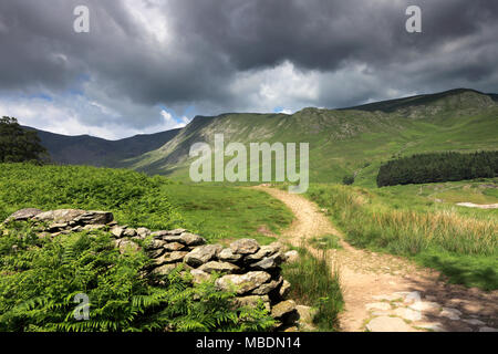 Blick durch Riggindale Tal zu Kidsty Hecht fiel, Nationalpark Lake District, Cumbria, England, Großbritannien Stockfoto