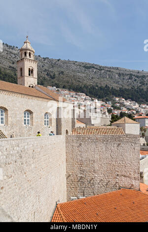 Dominikanische Kloster mit azimov Tower, Stadtmauer, Altstadt, Dubrovnik, Kroatien Stockfoto