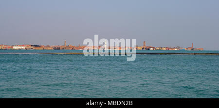 Blick auf eine alte verlassene Glasfabrik auf der Insel Murano von der Lagune von Venedig, Italien. Stockfoto