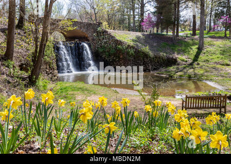 Wasserfall Brücke an Reynolda Gärten in Winston-Salem, North Carolina. Stockfoto