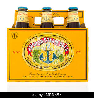 Winneconne, WI - 7. April 2018: ein Six Pack von Anchor steam Bier auf einem isolierten Hintergrund. Stockfoto