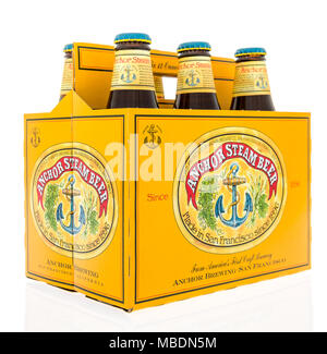 Winneconne, WI - 7. April 2018: ein Six Pack von Anchor steam Bier auf einem isolierten Hintergrund. Stockfoto