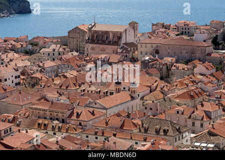 Blick von der Stadtmauer in Richtung St. Ignatius Kirche, Altstadt, Dubrovnik, Kroatien Stockfoto