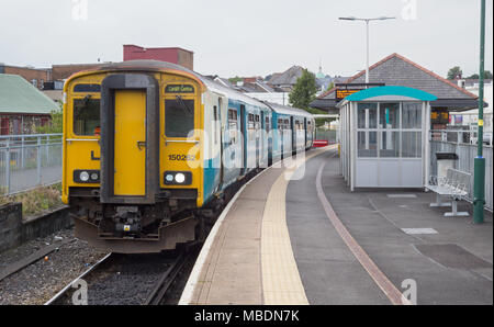 Diesel Multiple Unit Train in Merthyr Tydfil auf einem lokalen stoppen Service nach Cardiff Central von Arriva Trains Wales betrieben Stockfoto