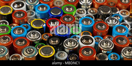 Nahaufnahme Hintergrund von verschiedenen bunten elektrischen Alkaline Batterien Stockfoto