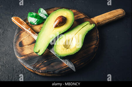 Frische avocado Obst auf einem Holzbrett Stockfoto