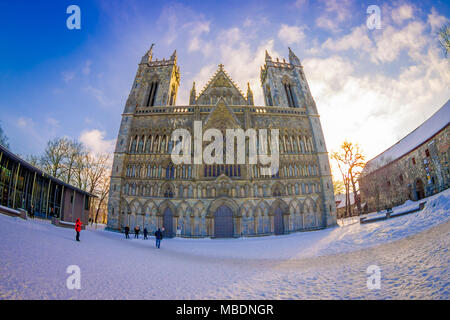 TRONDHEIM, Norwegen - 06.April 2018: Nidaros alten gotischen Kathedrale Vorderansicht aus City Central Square, Nidarosdomen Stockfoto