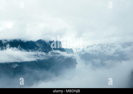 Stagastein Aussichtspunkt mit Panoramablick auf die berühmte Aurlandsfjorden Fjord Stockfoto