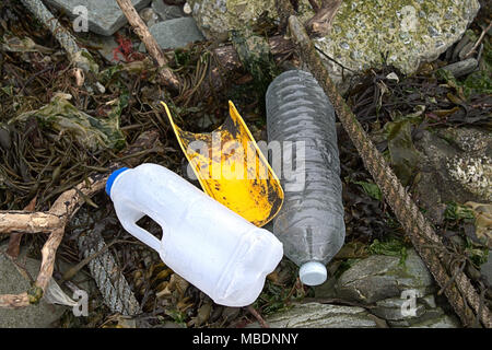 Plastikflaschen gewaschen bis auf die Gezeiten, Teil der wachsenden Kunststoff Verunreinigung problem. Stockfoto