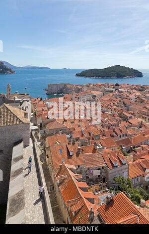 Blick auf den Alten Hafen und die Insel Lokrum von der Stadtmauer, Altstadt, Dubrovnik, Kroatien Stockfoto