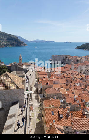 Blick auf den alten Hafen von der Stadtmauer, Altstadt, Dubrovnik, Kroatien Stockfoto