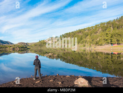 Weibliche Wanderer, die über Presa de Las Ninas Behälter Campingplatz. Kanarische Inseln, Spanien Stockfoto