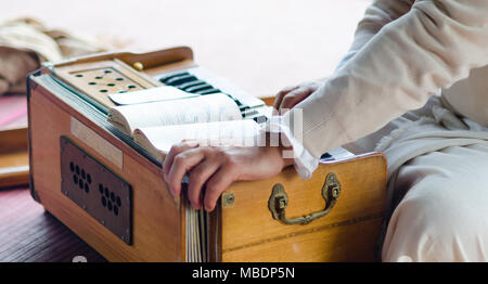 Musikalische Unterhaltung mit Harmonium während Guru Purnima Stockfoto