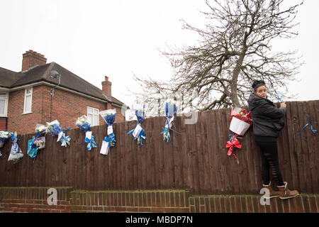 Freunde und Familie von Henry Vincent, die getötet, während Einbruch ein Haus in Hither Green, South East London letzte Woche Blumen an einem Zaun, wo er starb, nachdem sie zuvor von einem Mann entfernt wurden, befestigen. Stockfoto