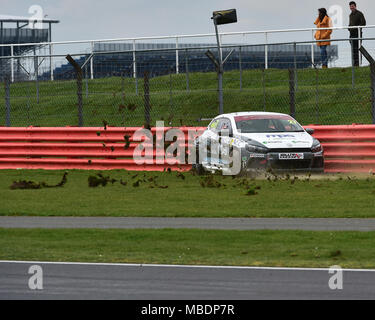 Silverstone, Towcester, Northamptonshire, England, Sonntag, 1. April 2018. Tim Docker, VW Scirocco, dauert, bis das Gras an den Eintrag Maden/Beckets Stockfoto