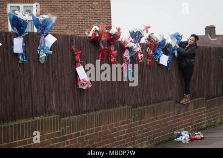 Freunde und Familie von Henry Vincent, die getötet, während Einbruch ein Haus in Hither Green, South East London letzte Woche Blumen an einem Zaun, wo er starb, nachdem sie zuvor von einem Mann entfernt wurden, befestigen. Stockfoto