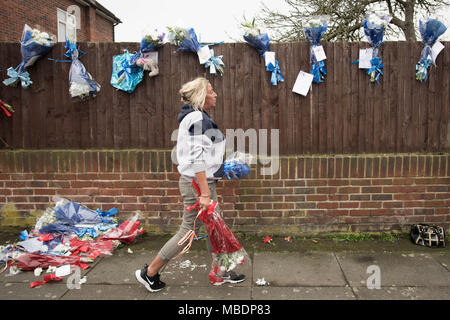 Freunde und Familie von Henry Vincent, die getötet, während Einbruch ein Haus in Hither Green, South East London letzte Woche Blumen an einem Zaun, wo er starb, nachdem sie zuvor von einem Mann entfernt wurden, befestigen. Stockfoto