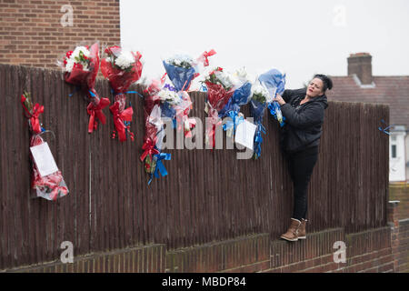 Freunde und Familie von Henry Vincent, die getötet, während Einbruch ein Haus in Hither Green, South East London letzte Woche Blumen an einem Zaun, wo er starb, nachdem sie zuvor von einem Mann entfernt wurden, befestigen. Stockfoto