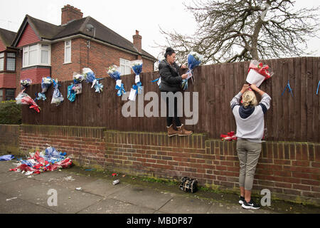 Freunde und Familie von Henry Vincent, die getötet, während Einbruch ein Haus in Hither Green, South East London letzte Woche Blumen an einem Zaun, wo er starb, nachdem sie zuvor von einem Mann entfernt wurden, befestigen. Stockfoto