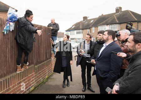 Freunde und Familie von Henry Vincent, die getötet, während Einbruch ein Haus in Hither Green, South East London letzte Woche Blumen an einem Zaun, wo er starb, nachdem sie zuvor von einem Mann entfernt wurden, befestigen. Stockfoto