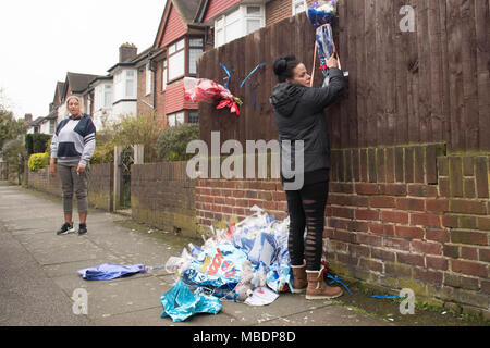 Freunde und Familie von Henry Vincent, die getötet, während Einbruch ein Haus in Hither Green, South East London letzte Woche Blumen an einem Zaun, wo er starb, nachdem sie zuvor von einem Mann entfernt wurden, befestigen. Stockfoto