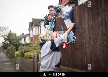 Freunde und Familie von Henry Vincent, die getötet, während Einbruch ein Haus in Hither Green, South East London letzte Woche Blumen an einem Zaun, wo er starb, nachdem sie zuvor von einem Mann entfernt wurden, befestigen. Stockfoto