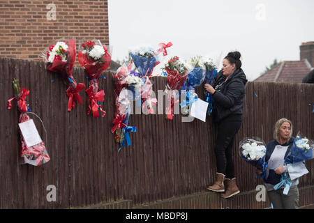 Freunde und Familie von Henry Vincent, die getötet, während Einbruch ein Haus in Hither Green, South East London letzte Woche Blumen an einem Zaun, wo er starb, nachdem sie zuvor von einem Mann entfernt wurden, befestigen. Stockfoto