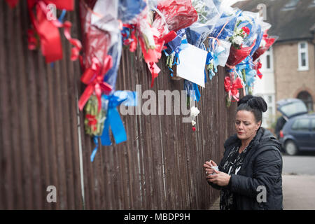 Freunde und Familie von Henry Vincent, die getötet, während Einbruch ein Haus in Hither Green, South East London letzte Woche Blumen an einem Zaun, wo er starb, nachdem sie zuvor von einem Mann entfernt wurden, befestigen. Stockfoto