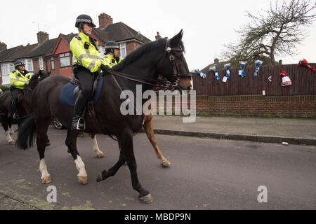 Polizei Patrouille, wo Henry Vincent getötet, während Einbruch ein Haus in Hither Green, South East London war. Stockfoto