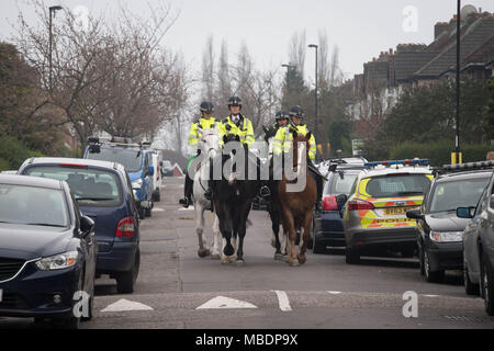 Polizei Patrouille, wo Henry Vincent getötet, während Einbruch ein Haus in Hither Green, South East London war. Stockfoto