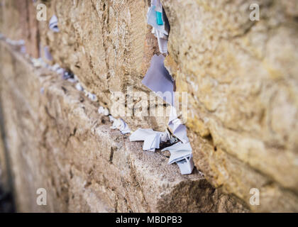 Selektiver Fokus auf Hinweise zu Gott in die Ritzen zwischen den Steinen der westlichen Wand, auch bekannt als Kotel, in der Altstadt von Jerusalem, Israel Stockfoto