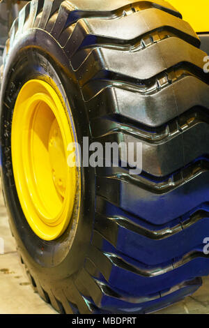 In der Nähe von Traktor Reifen, selektive konzentrieren. Stockfoto