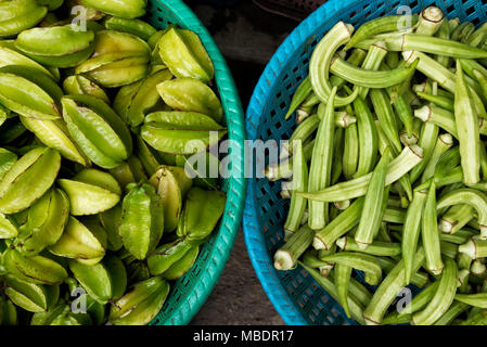 Körbe von Star Früchte und Okra Stockfoto