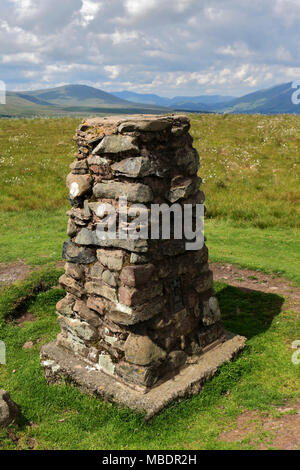 Ordnance Survey trig Point auf dem Gipfel des Kleinen Mell fiel, Nationalpark Lake District, Cumbria County, England, Großbritannien Stockfoto