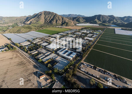 Luftaufnahme von Camarillo Feldern und industrielle Gebäude in Ventura County, Kalifornien. Stockfoto