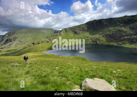 Blea Tarn in der Nähe von Haweswater Reservoir, Mardale Tal, Nationalpark Lake District, Cumbria, England, Großbritannien Stockfoto