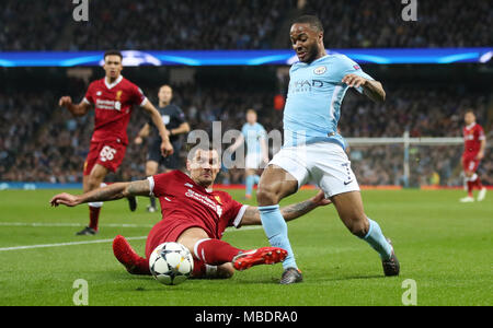 Liverpools Dejan Lovren Herausforderungen des Manchester City Raheem Sterling (rechts) während der UEFA Champions League, Viertelfinale am Etihad Stadium, Manchester. Stockfoto