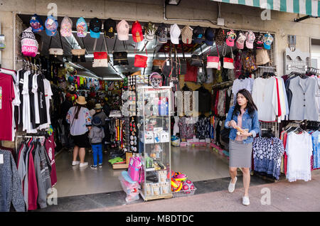 Ein Souvenirshop in Lloret de Mar in Spanien verkauft Andenken und Erinnerungen. Stockfoto