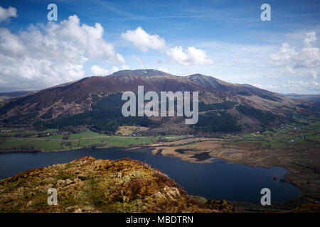 Blick nach Osten vom Herrn Sitz über Barf und Bassenthwaite Lake gegen Skiddaw in der nördlichen Lake District, Cumbria. UK. Stockfoto