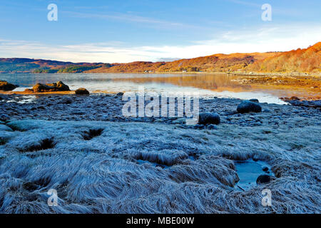 Eine sonnige, Herbst Blick auf Loch Sunart in den schottischen Highlands, als die ersten Anzeichen des Winters erscheinen. Stockfoto