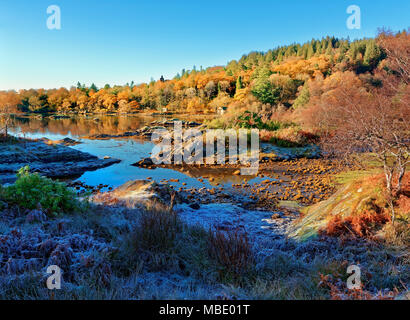 Eine sonnige, Herbst Blick auf Loch Sunart in den schottischen Highlands, als die ersten Anzeichen des Winters erscheinen. Stockfoto