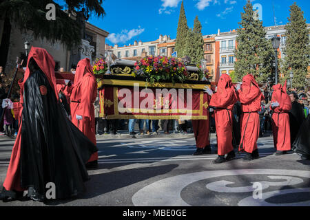 Büßer tragen das Bildnis von Jesus während einer Ostern Parade am Karsamstag, der Semana Santa (Karwoche) Paraden, Madrid, Spanien, 2018 Stockfoto